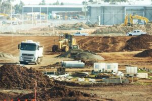 Camion spécialisé avec tuyaux déroulés sur chantier