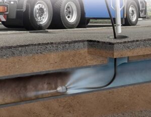 Tuyau souple inséré dans une canalisation à l’aide d’un enrouleur