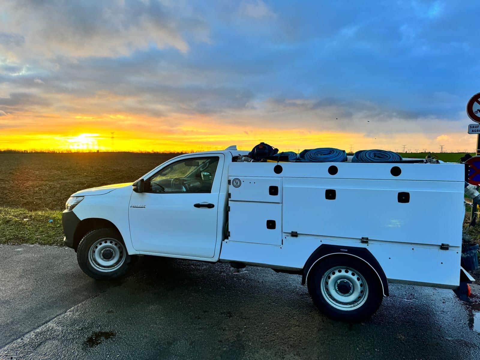 Camion hydrocureur en intervention pour curage haute pression de canalisation dans l’arrondissement de Saint Denis