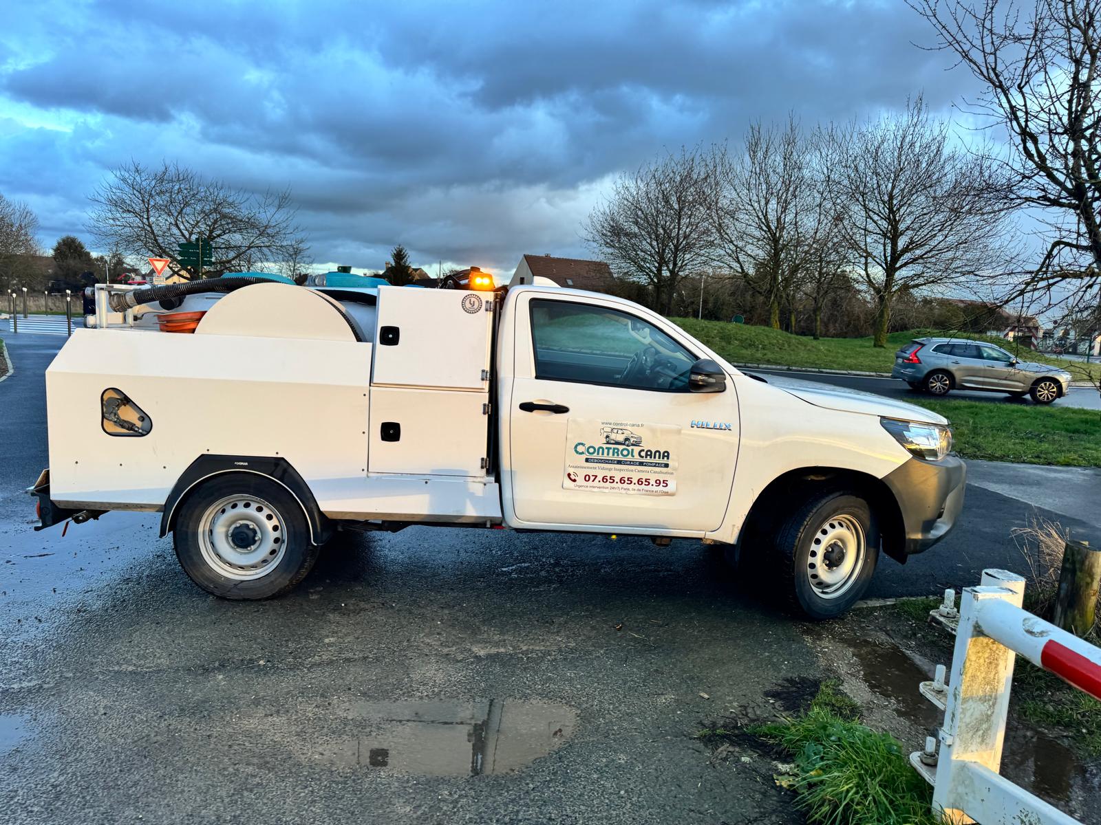 Camion hydrocureur Control Cana stationné en intervention dans l’arrondissement de Sarcelles pour curage et débouchage de canalisations.